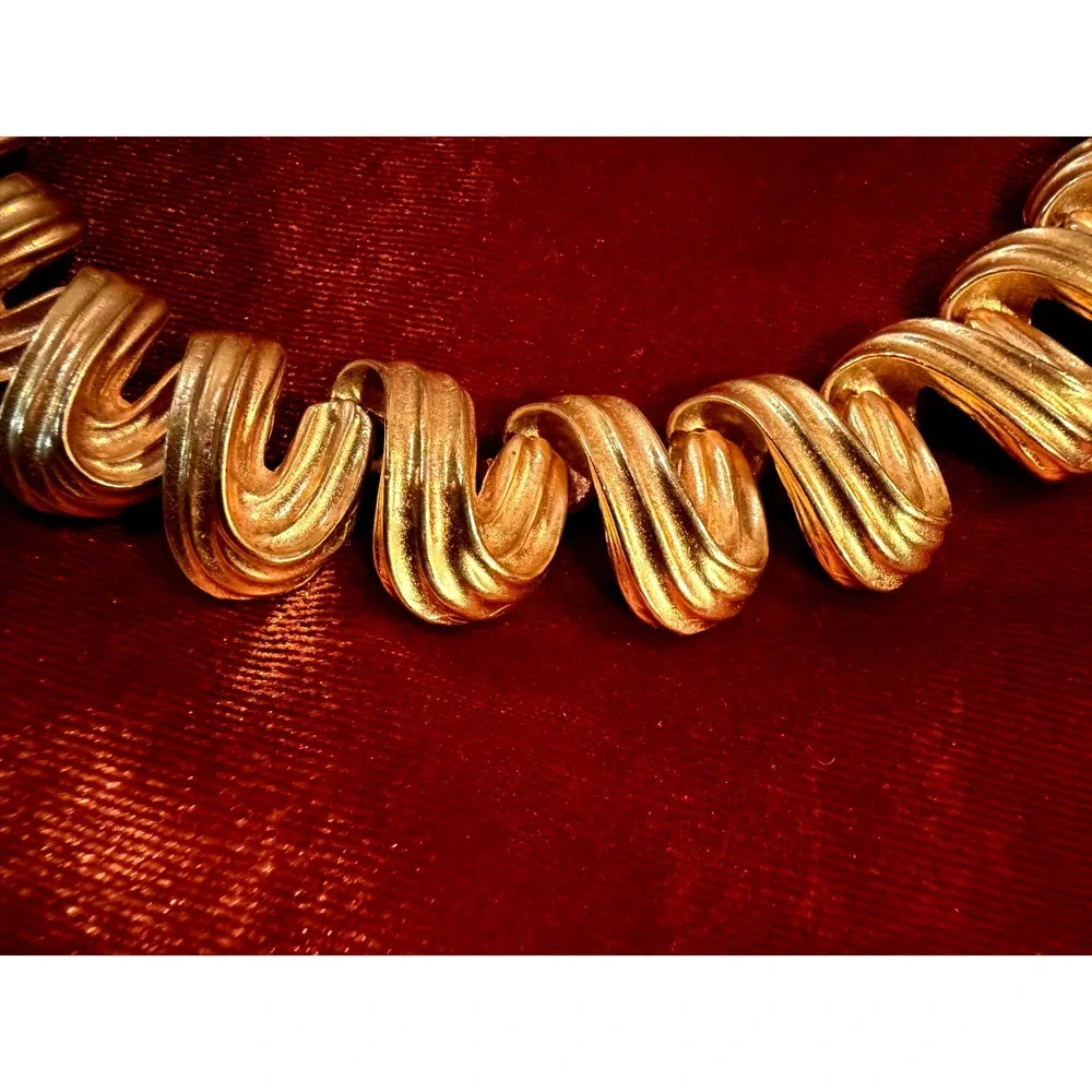 Gorgeous Vintage 1980's-90's Heavy Gold Tone Modern Runway Collar Necklace